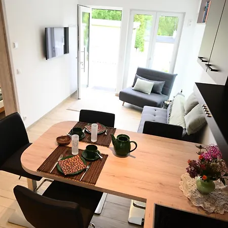 Modernes Ferienhaeuschen Am Zeulenrodaer Mit Terrasse, Klimaanlage, 1 Sz, Max 3 Gaeste